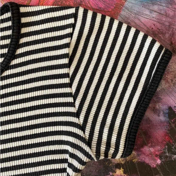 VINTAGE GUESS 90’s Y2K Grunge Black & White Striped Short Sleeve Crop Top - Picture 3 of 6